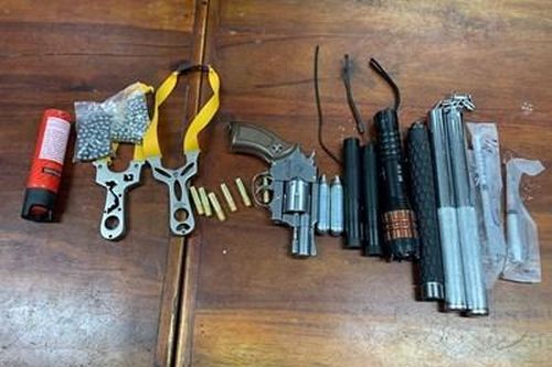 Thanh niên mang theo nhiều hung khí, xịt hơi cay tấn công CSGT