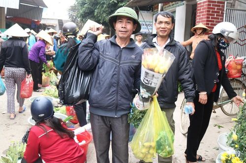 Nhộn nhịp chợ quê chuẩn bị đón Rằm