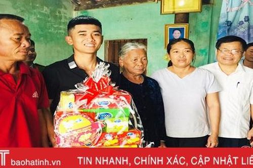 Thạch Hà tặng 146 suất quà động viên tân binh lên đường nhập ngũ
