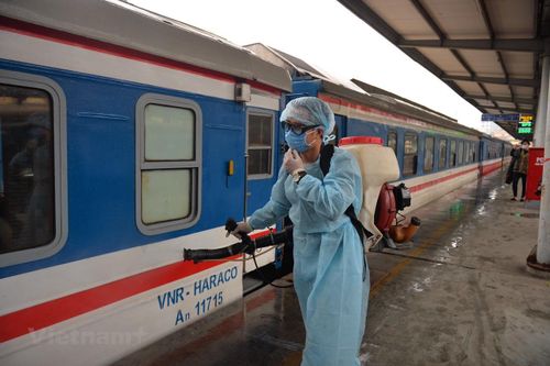 Đường sắt Hà Nội phun thuốc khử trùng đoàn tàu đề phòng virus corona