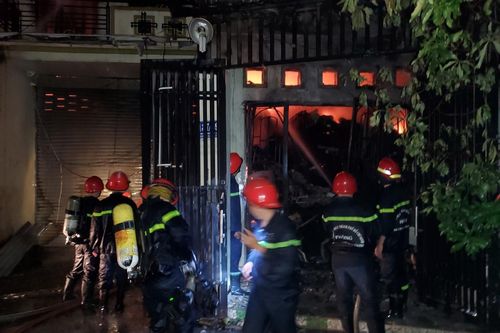 Cháy lớn giữa đêm khuya, khu dân cư hoảng loạn