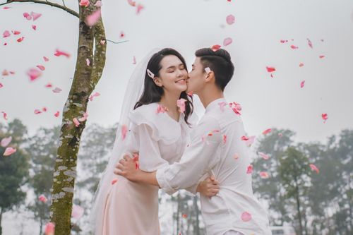 Sau bộ ảnh cưới với áo đấu, Duy Mạnh và vị hôn thê tung ảnh lãng mạn giữa tiết xuân