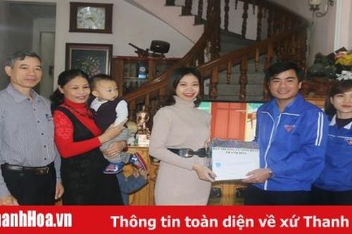 Thanh Hóa: Hai nữ tân binh chuẩn bị lên đường nhập ngũ