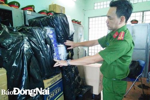 Bắt giữ ô tô vận chuyển 15 ngàn gói thuốc lá lậu