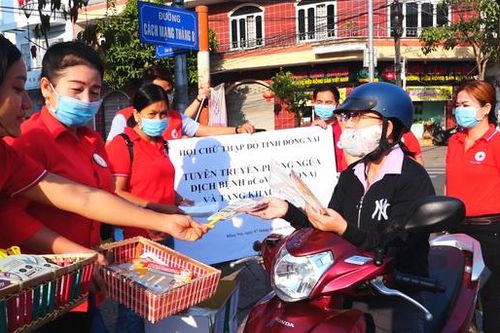 Phát tặng gần 20 ngàn khẩu trang y tế cho người dân