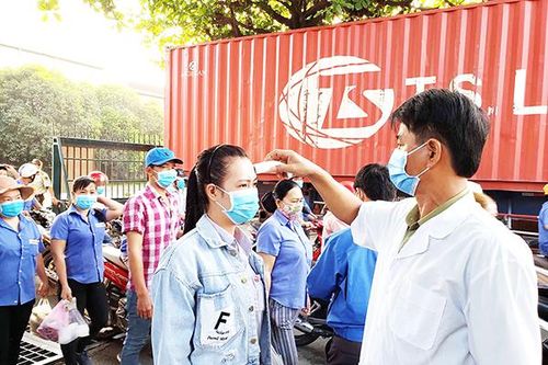 Khẩu trang dành tặng công nhân: Việc làm nhỏ, ý nghĩa lớn