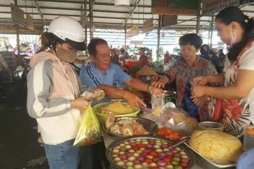 Đa dạng nhiều mặt hàng phục vụ ngày rằm
