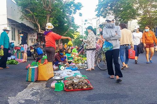 Chợ tự phát trên đường Hòn Chồng