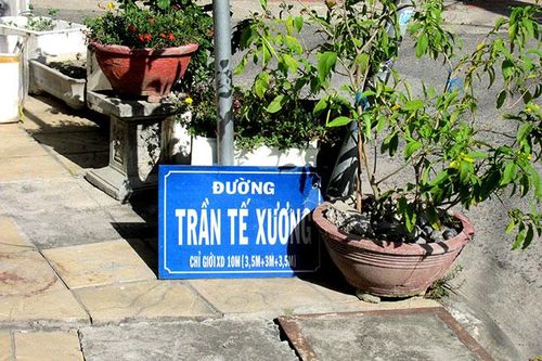 Cần lắp đặt lại biển tên đường