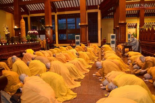 TP.HCM : Chư Tăng bố-tát, thính giới kỳ đầu tiên năm Canh Tý