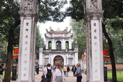 Chủ yếu khách Tây ghé thăm Văn Miếu và đền chùa Hà Nội trong ngày mở cửa trở lại