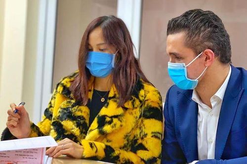 Phương Mai đăng ký kết hôn với bạn trai Tây sau 3 tháng sinh con