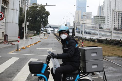 'Shipper đây, thân nhiệt bình thường và có khẩu trang, mời nhận hàng'