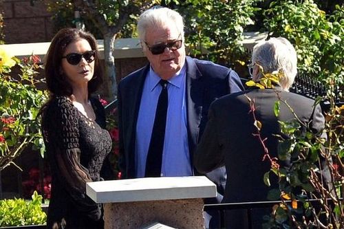 Catherine Zeta-Jones và gia đình đưa tang tài tử Kirk Douglas