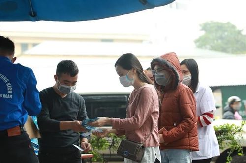 Hà Nội: Cả nghìn người trật tự xếp hàng nhận khẩu trang miễn phí