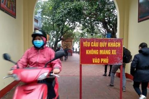 Rằm tháng Giêng: Phủ Tây Hồ vắng vẻ vì virus Corona