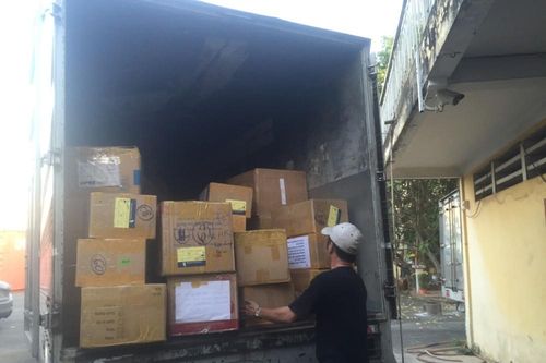 Dân không mua được khẩu trang, kẻ bán gom hàng xuất nước ngoài