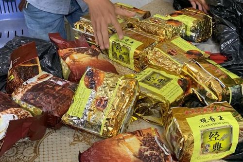 Bắt giữ đối tượng giấu 17kg ma túy đá trong những gói trà
