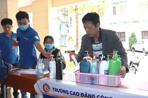 Thầy trò trường CĐ Công nghiệp Huế miệt mài làm nước sát khuẩn miễn phí