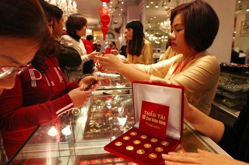 Giá vàng hôm nay 8/2: Lại đua với USD, giá vàng leo đỉnh