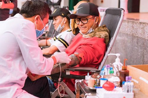 Bị hủy sô vì dịch Corona, Tuấn Hưng gây xúc động khi đi hiến máu