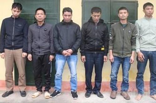 Nhóm trai làng đến thăm rồi tổ chức đánh bạc tại nhà người ốm