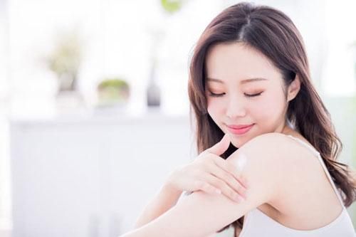 Da đen lì bẩm sinh cũng trở nên trắng bóc chỉ với thứ nguyên liệu rẻ tiền này