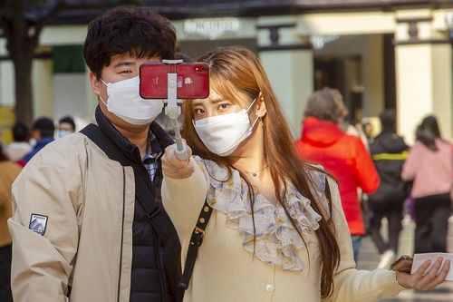 Trung Quốc giữa đại dịch virus corona: Làm việc, học hành, hẹn hò hay cả kết hôn đều trên smartphone và máy tính