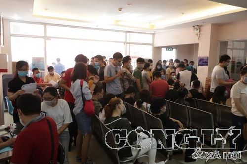 Người đến hiến máu được trang bị khẩu trang, cồn rửa tay để phòng virus corona