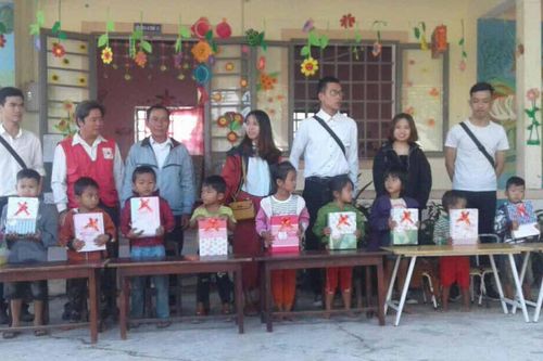 Tặng 105 phần quà cho học sinh đồng bào dân tộc thiểu số nghèo xã Ia Hiao