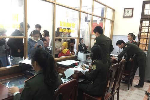 Tận tình phục vụ nhân dân giải quyết các thủ tục hành chính đầu năm