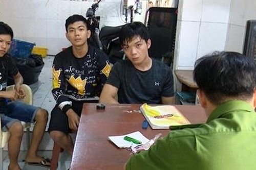 Kiểm tra nhà trọ, phát hiện ma túy và dao, kiếm