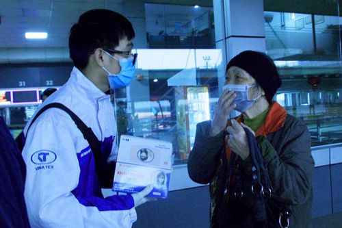 Phát khẩu trang và dung dịch rửa tay sát khuẩn cho người dân