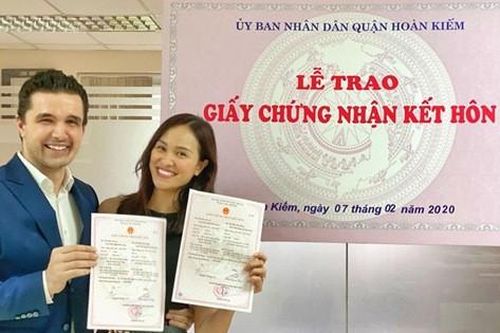 Giờ mới có giấy kết hôn sau 8 tháng cưới hỏi, MC Phương Mai bị hỏi 'làm giấy khai sinh cho con kiểu gì?'