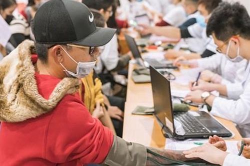 Tuấn Hưng đeo khẩu trang đi hiến máu tình nguyện nhưng khán giả vẫn nhận ra