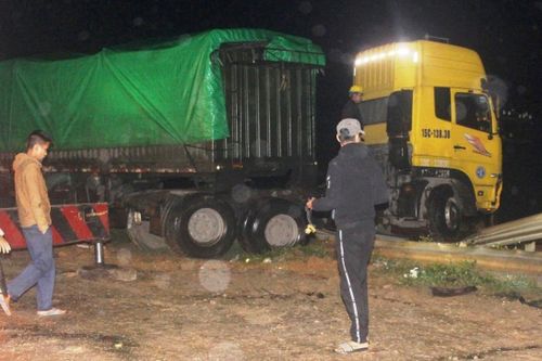 Xe đầu kéo húc tung hộ lan, chắn ngang đường sắt