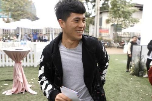 Đình Trọng giúp thầy Park mang phong bì đến đám cưới Duy Mạnh