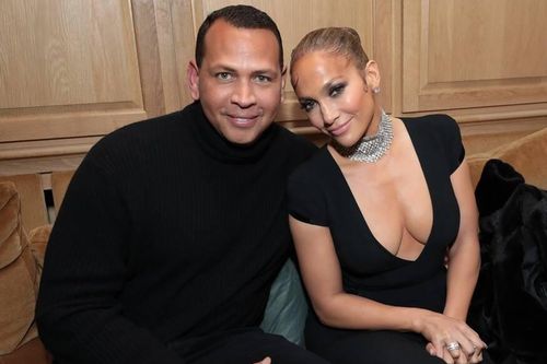 Jennifer Lopez, Miley Cyrus khoe vòng 1 gợi cảm ở tiệc tiền Oscar