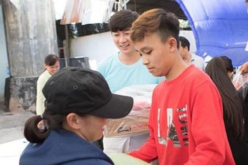 Hồ Văn Cường cầm biển mời cơm chay miễn phí ở lề đường