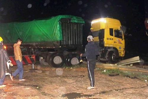 'Ma men' cầm lái, xe đầu kéo san phẳng hơn 40m hộ lan trên Quốc lộ 1A