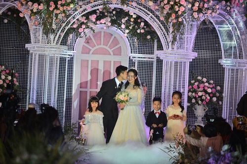 Duy Mạnh bảnh bao hôn Quỳnh Anh trong ngày trọng đại của cuộc đời