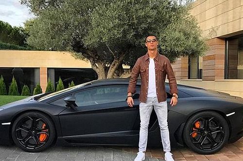 'Tròn mắt' trước bộ sưu tập xe siêu khủng của Ronaldo