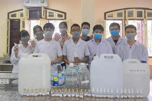 Thầy và trò lớp 10 điều chế nước rửa tay diệt khuẩn phát miễn phí