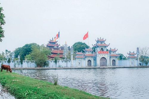 Chùa xưa soi bóng Hồng Hà