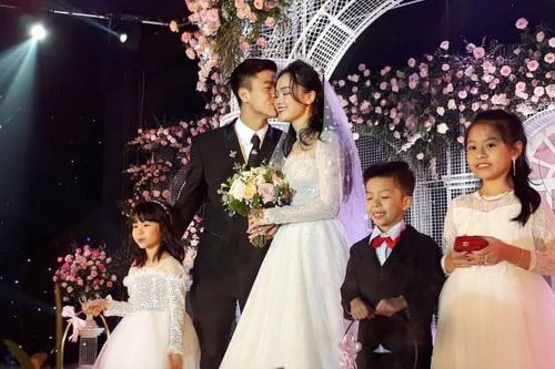 Khoảng khắc 'đốn tim' Duy Mạnh dành cho Quỳnh Anh tại đám cưới