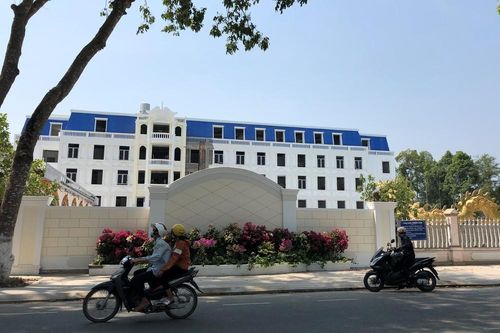 Thuê đất công, chủ đầu tư lấn chiếm vỉa hè, xây vượt hàng trăm mét vuông