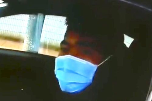 Tài xế hứng 'gạch đá' vì đeo cùng lúc 12 chiếc khẩu trang giữa lúc khan hiếm