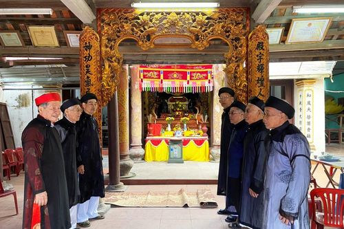 Rưng rưng kỳ lão khấn Minh Thề