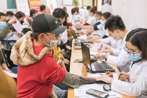 Sao Việt ngày 8/2: Tuấn Hưng đeo khẩu trang đi hiến máu tình nguyện