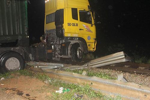 Xe container chắn ngang đường sắt, hàng loạt tàu mắc kẹt ở ga Nghệ An